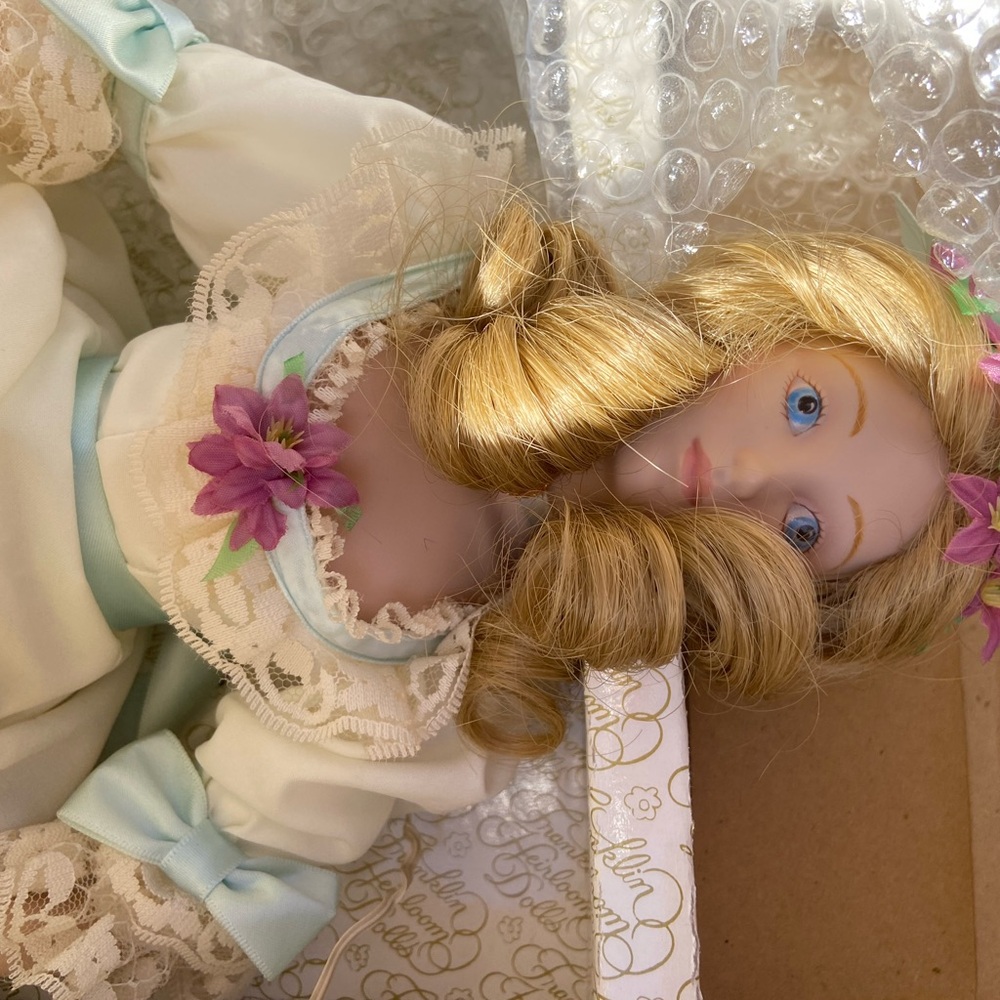 New  new  never used, has tag. Vintage, beautiful, it comes from original box .